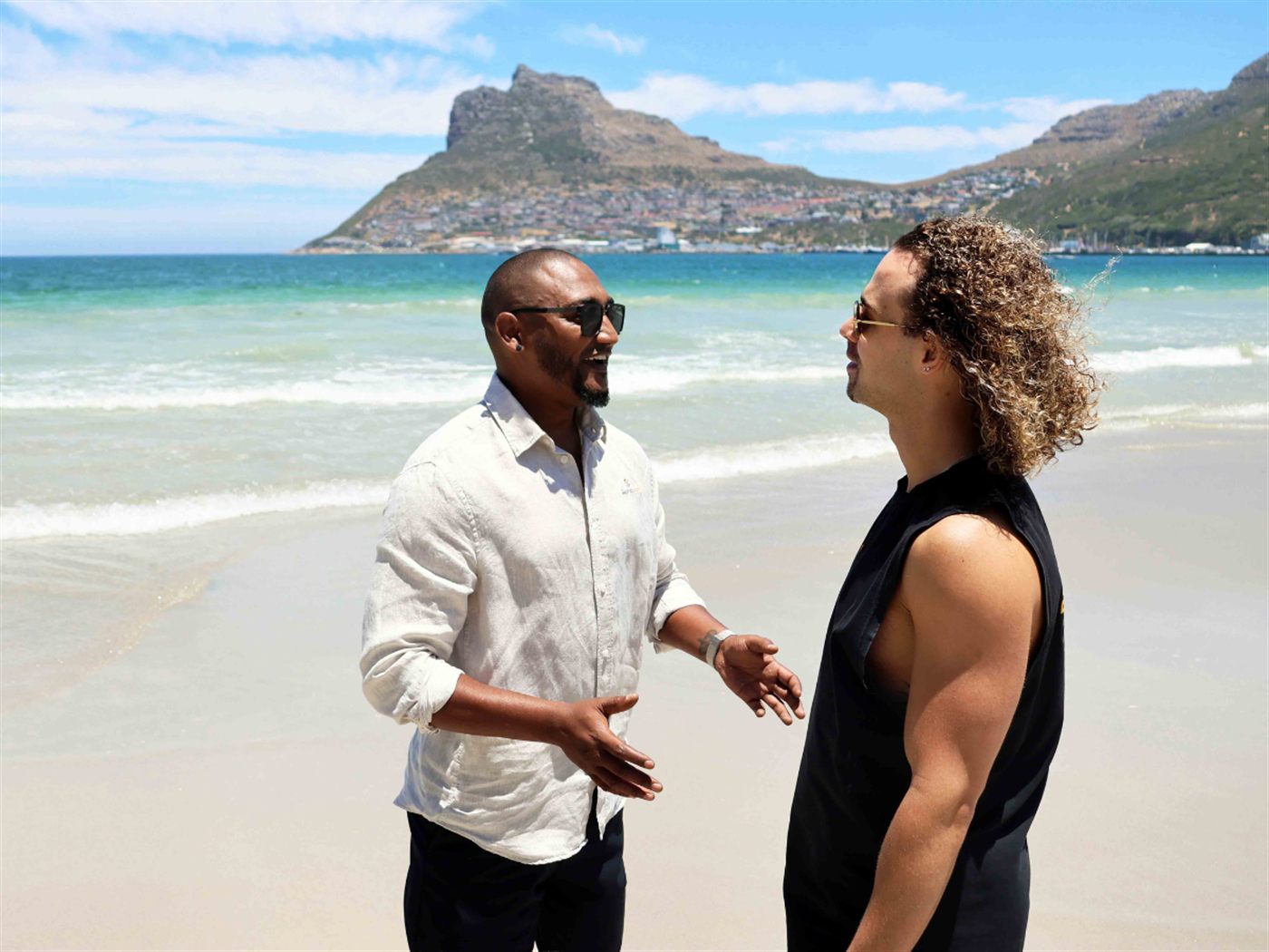 Twee mannen in gesprek op het strand van Hout Bay