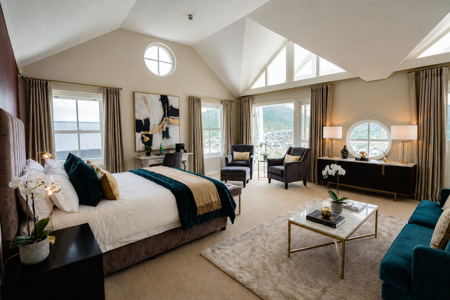 Luxe master-suite met bergzicht bij RevivoCare, Kaapstad