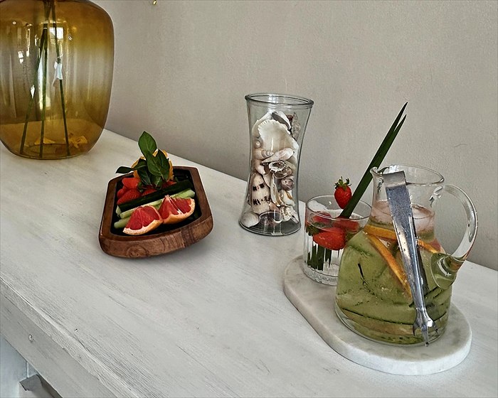 Vers fruit en water op de kamer