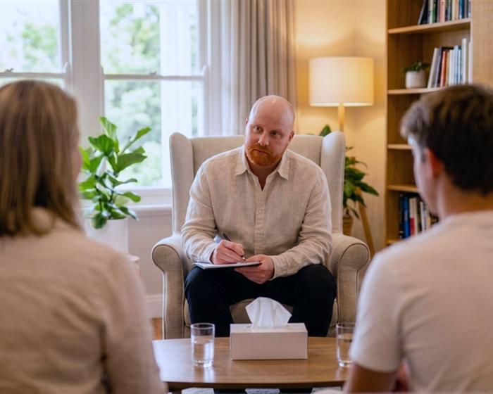 Een groepssessie onder begeleiding in de lounge van de villa