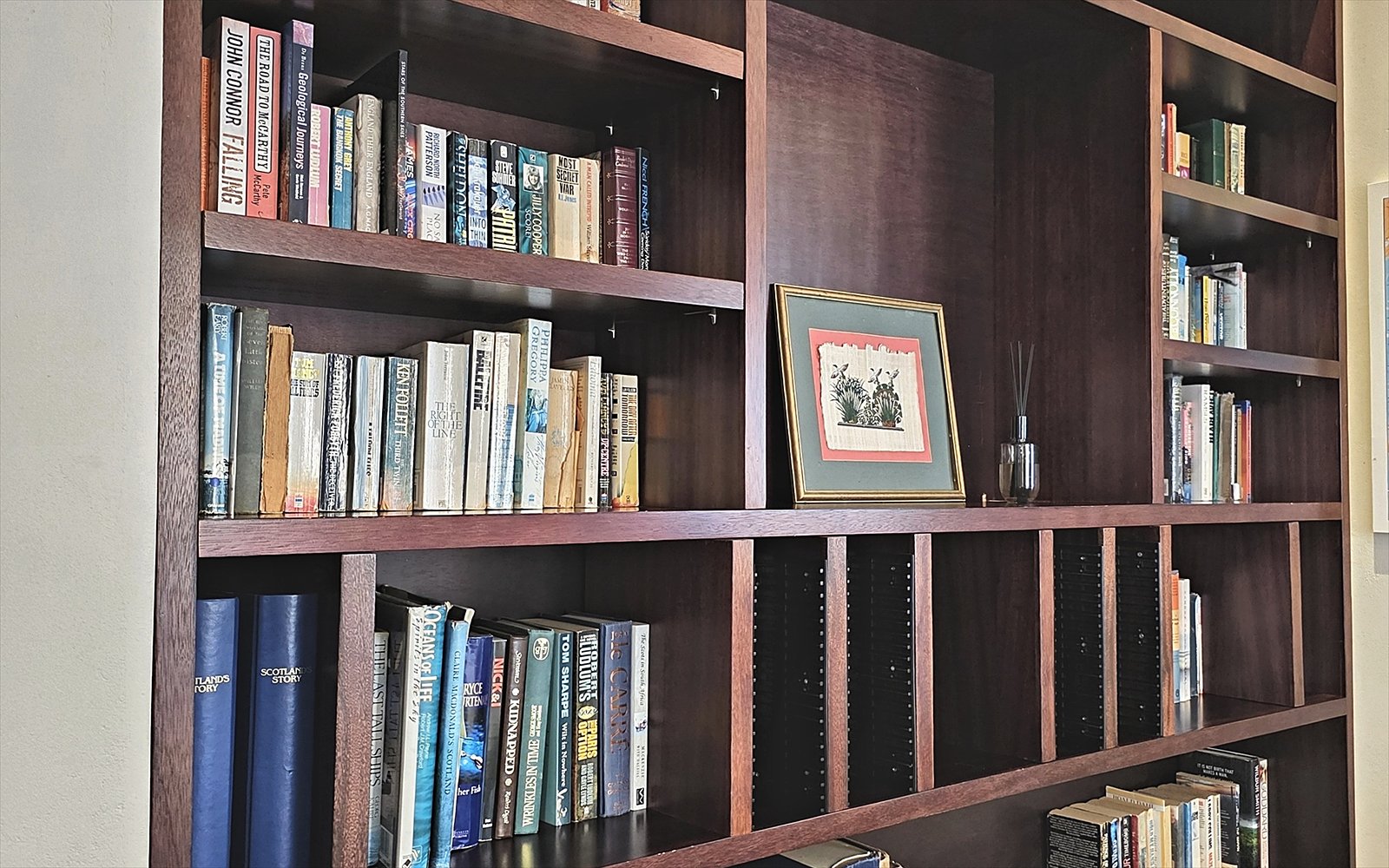 Wandvullende boekenkast met boeken in de detoxkamer
