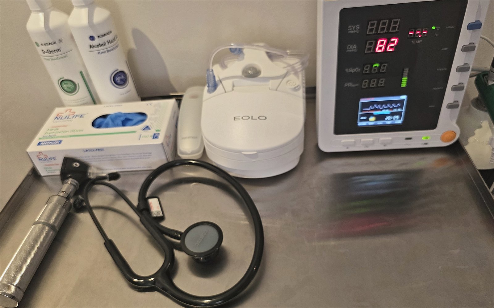 Medische apparatuur: monitor voor vitale functies, stethoscoop en otoscoop