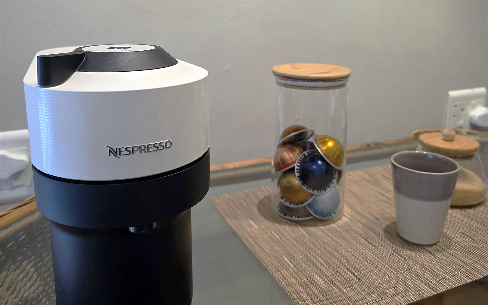 Nespresso-machine met cups en kopje op de koffiehoek van The Library