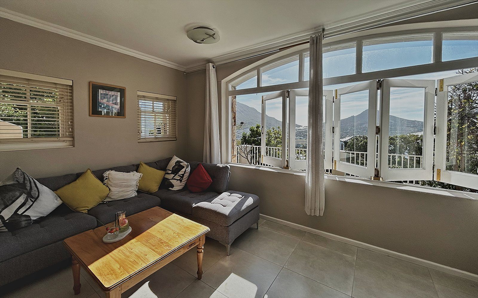 De woonkamer van de villa, met panoramisch uitzicht over Hout Bay