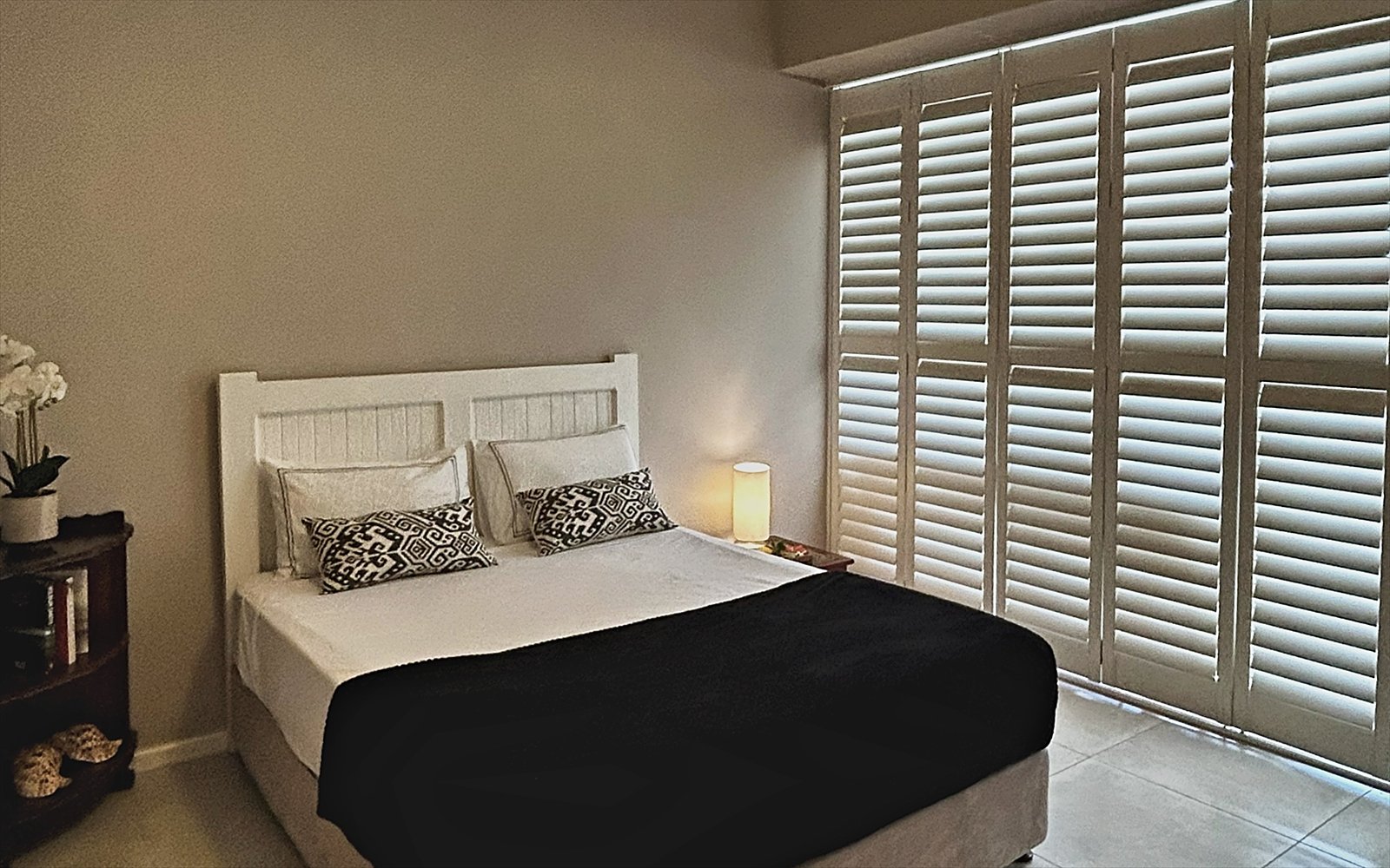 Slaapkamer vanaf de andere zijde met hoge shutterwand
