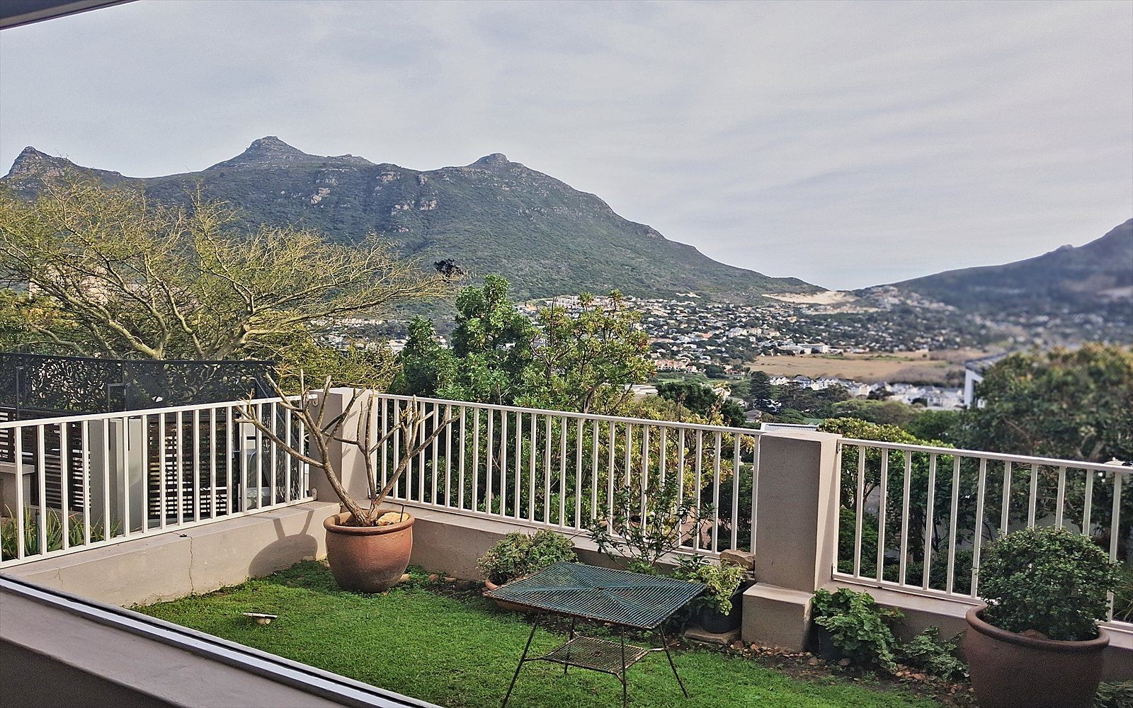 Het terras van de villa met uitzicht over de baai