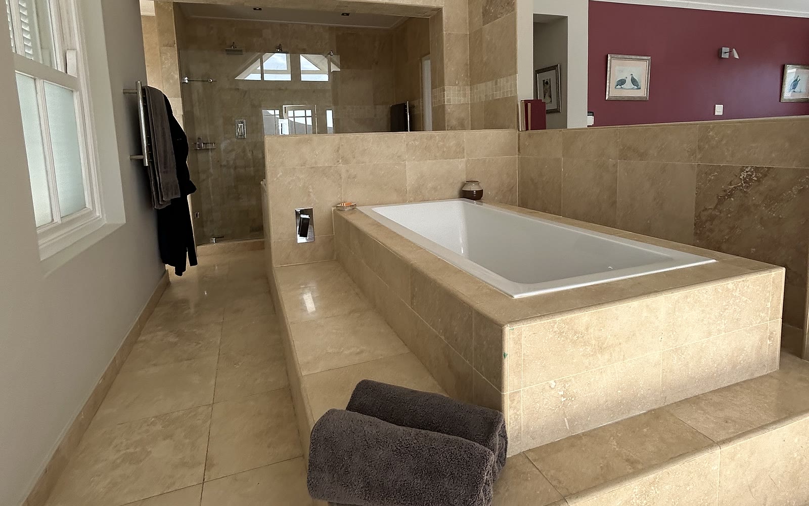 Privébadkamer in travertijn met ligbad en inloopdouche