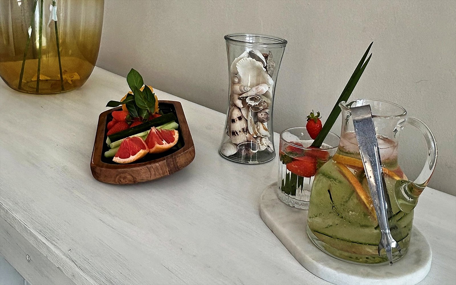 Verse vruchten en een karaf met infused water op de consoletafel