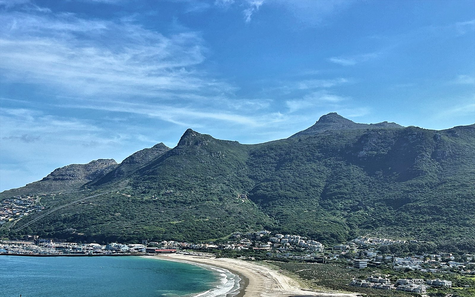 Weids uitzicht over de baai van Hout Bay, het strand en de omliggende bergen