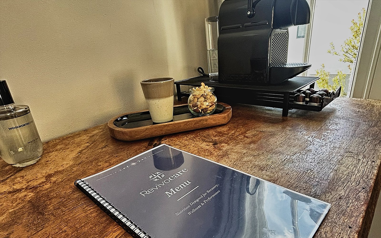 Espressoapparaat en menukaart op het houten bureau bij het raam