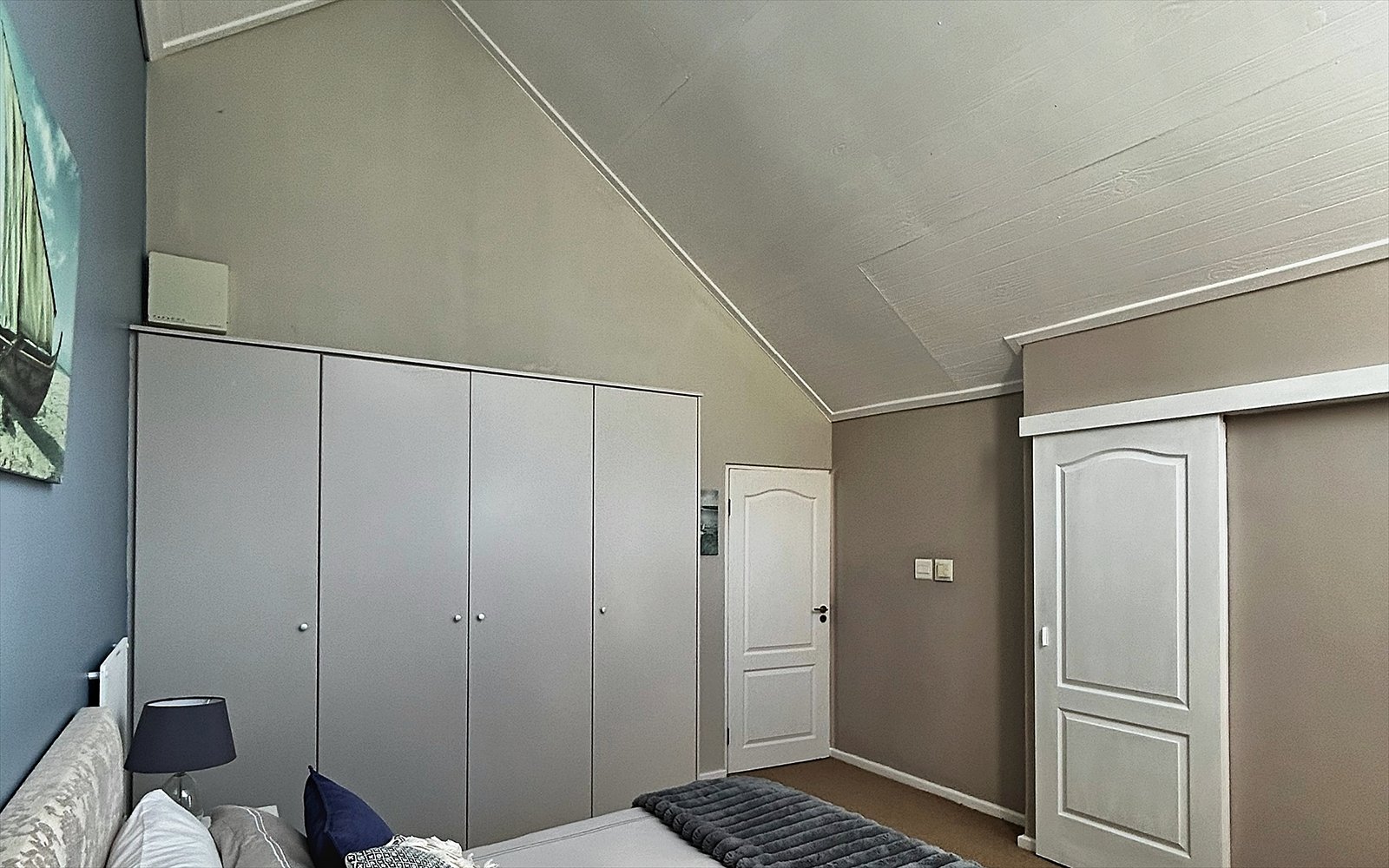 Ruime kastwand met eigen bergruimte onder het schuine plafond